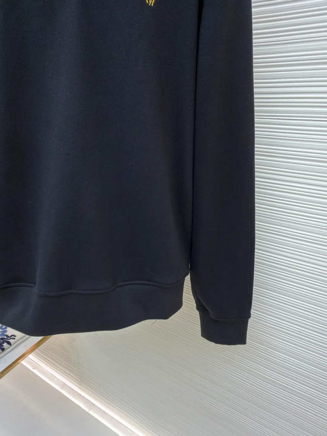 P370 Ralph Lauren gold embroidered half turtleneck sweatshirt ●Original version: Purchased and developed at 1690 ●Item number: 1682168-A55 ●Fabric: Yayun fine cotton velvet feel fabric ●Technology: embroidery production ●Color: black ●Version: Fitted version ●Weight: about 525 grams ●Size: S-M-L-XL ●Description: Customized Yayun fine cotton velvet feel fabric, soft and silky, comfortable and close to the skin With a pure black tone as the base color, the plaid twill trim is on the neckline, carrying the elegance and retro of British style. The exquisite golden pony logo is embellished with it. It has its own focus and is highly recognizable. The simple and smooth lines outline the overall outline. The half-zipper design is sublimated, casual yet stylish. In the name of design, it creates a new fashionable realm of sweatshirts. Adopt imported machine embroidery technology, use advanced computer control systems and precision mechanical components to achieve pony mark embroidery operations with high precision. The lines are smooth and delicate, and the fabrics have been washed. It has a better hand feel and texture, is not easy to deform, is not easy to shrink, is not easy to fade, and maintains long-term beauty. The overall wiring is straight and delicate, the fabric is comfortable and soft, and the color is consistent without color difference. It can be matched with the same style to create a fashionable look and control various occasions. Customized accessories, complete with three standards, same style for men and women!